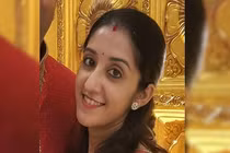 Người phụ nữ đi làm bằng...máy bay mỗi ngày, lý do kinh ngạc