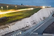 Phẫn nộ người đàn ông ném bé trai từ vách đá cao 30 mét