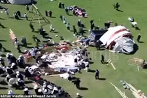 Hãi hùng hiện trường vụ xe tải lao vào đám đông trẻ em