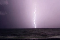 Đang nhảy múa, nam thanh niên bị sét đánh trúng