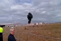 Khoảnh khắc máy bay rơi tại triển lãm hàng không, phi công tử nạn