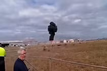 Khoảnh khắc máy bay rơi tại triển lãm hàng không, phi công tử nạn