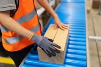 Nữ công nhân chết thảm vì khăn quàng cổ kẹt vào băng chuyền