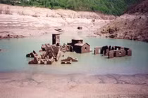 Cận cảnh ngôi làng “ma” thời Trung cổ chìm dưới nước ở Italy