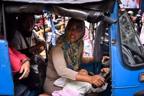 Cuộc sống bà mẹ đơn thân lái xe 3 bánh mưu sinh 