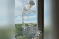 Khoảnh khắc quân đội Nga phá hủy tháp truyền hình lớn ở Ukraine