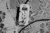 Vừa dùng điện thoại vừa sạc, thiếu nữ bị điện giật tử vong