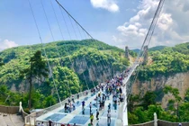 Thót tim đi qua cầu kính cao 300 mét nối hai đỉnh núi