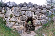 Cận cảnh cây cầu cổ hơn 3.000 năm tuổi nay vẫn sử dụng