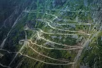 Cận cảnh con đường nguy hiểm nhất hành tinh, nhìn cũng thót tim