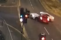 Dùng điện thoại khi lái xe, cô gái trẻ gây tai nạn chết người