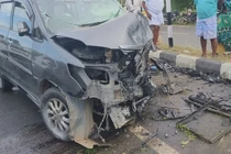 Hai ô tô đâm trực diện, 5 người trong một gia đình tử vong