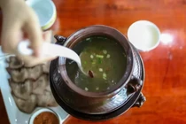 Đầu bếp nhà hàng cho thuốc chống tiêu chảy vào đồ ăn của khách