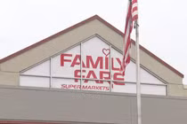 Người phụ nữ sống trên nóc siêu thị 1 năm không ai biết