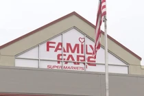 Người phụ nữ sống trên nóc siêu thị 1 năm không ai biết