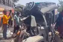 Ba xe tông nhau trên cao tốc, 14 người thương vong