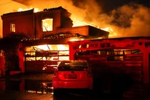 Cải trang thành lính cứu hỏa để... trộm đồ giữa cháy rừng ở Mỹ