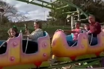 Người phụ nữ bị văng khỏi tàu lượn siêu tốc gây sốc