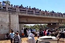 Ô tô rơi khỏi cầu, 8 người trong một gia đình thiệt mạng