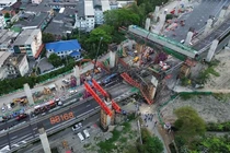 Toàn cảnh vụ sập cầu tại thủ đô Thái Lan, nhiều thương vong