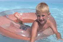 Đang soi gương, bé trai 5 tuổi tử vong thương tâm