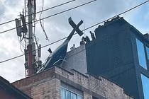 Hiện trường rơi trực thăng chở khách, 6 người sống sót kỳ diệu