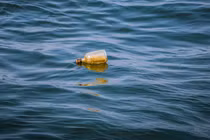 Uống chai nước bí ẩn trên biển, 5 ngư dân tử vong