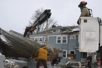 Dây điện rơi xuống ô tô, 3 người thiệt mạng vì điện giật