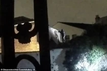 Cố tẩu thoát, tên trộm sa lưới vì mắc kẹt trên mái nhà