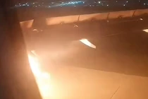 Máy bay chở 179 người hạ cánh khẩn vì cháy động cơ