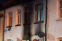 Cháy nhà lúc mẹ đi mua sắm, 4 bé trai tử vong thương tâm