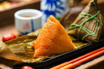 Vì sao Tết Đoan Ngọ mọi người thường ăn bánh tro?