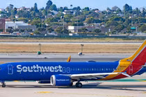 Máy bay chở khách trúng đạn trên đường băng