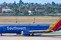 Máy bay chở khách trúng đạn trên đường băng