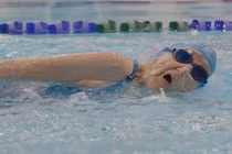 Cụ bà 99 tuổi gây kinh ngạc với loạt kỷ lục bơi lội