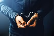 Rúng động vụ anh trai sát hại em gái trước mặt người thân