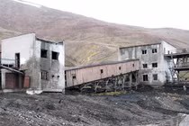 Đột nhập thị trấn khai thác than bỏ hoang ở Bắc Cực