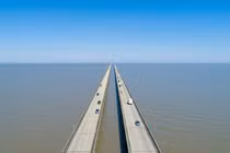 Cận cảnh cây cầu dài nhất thế giới trên mặt nước