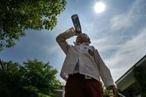 Cảnh người dân quay cuồng trong nắng nóng ở Châu Á