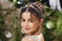 Mê mẩn nhan sắc 10 phụ nữ xinh đẹp nhất Ấn Độ năm 2025