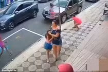 Khoảnh khắc bé gái bị người lạ tát giữa đường gây sốc