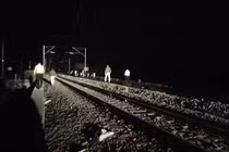 Nhảy xuống đường ray vì tưởng tàu cháy, nhiều người chết thảm