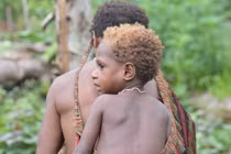 Choáng váng bộ tộc sống trên cây tách biệt hoàn toàn với thế giới