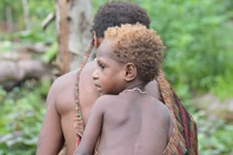 Choáng váng bộ tộc sống trên cây tách biệt hoàn toàn với thế giới