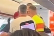 Máy bay chuyển hướng vì hành khách say rượu gây náo loạn