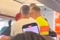 Máy bay chuyển hướng vì hành khách say rượu gây náo loạn