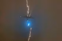 Khoảnh khắc máy bay chở 400 người bị sét đánh trúng gây sốc