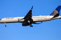 Máy bay chở 181 người rơi bánh khi cất cánh