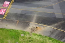 Nổ lớn tạo ra hố sâu trên đường băng ở sân bay Nhật Bản