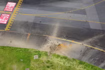 Nổ lớn tạo ra hố sâu trên đường băng ở sân bay Nhật Bản